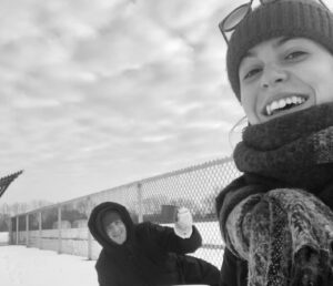 Stéphanie Arav-Clocchiatti Instagram - On a gradué. On est content-es. J’envisage avec enthousiasme, plaisir et détermination ce désormais possible retour sur les petits et grands écrans et ce début sur les planches en tant que professionnelle. Pour fêter ça, j’ai envie de faire un Q/A en story dont le thème sera l’école de théâtre. J’en avais fait un à la fin de la saison 5 de Jérémie et j’avais trouvé ça lefun, donc je récidive pour cette fin d’école. Restez aux aguets de mes storys, je devrais faire ça dans les prochains jours 💐
