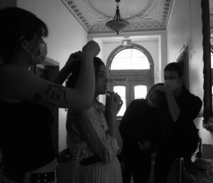 Stéphanie Arav-Clocchiatti Instagram - On a gradué. On est content-es. J’envisage avec enthousiasme, plaisir et détermination ce désormais possible retour sur les petits et grands écrans et ce début sur les planches en tant que professionnelle. Pour fêter ça, j’ai envie de faire un Q/A en story dont le thème sera l’école de théâtre. J’en avais fait un à la fin de la saison 5 de Jérémie et j’avais trouvé ça lefun, donc je récidive pour cette fin d’école. Restez aux aguets de mes storys, je devrais faire ça dans les prochains jours 💐