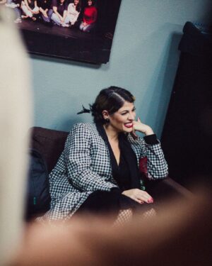 Stephanie Cardone Instagram - Nos vemos HOY a las 8 p.m. con @elmistral2024 en @trasnochocult 

Una pieza que te hará viajar y sentir tus sentimientos por la módica suma de 5$ ¿Qué? IM PER DI BLE 

Gracias @chrisjares por colarte en los camerinos y regalarnos imágenes de la felicidad que vivimos.
 
Entradas en las taquillas en el teatro o en @ticketmundo_ve
