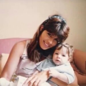 Stephanie Cardone Instagram - Crecí criada por una manada y una de mis cuidadoras fue mi tía Yasmín @yfulop la mayor del clan #Fulop la Chavelier De Las Palmas Académicas, la ingeniera que estuvo en la creación del Metro De Caracas, la que habla varios idiomas, la que le encanta leer, la que siempre esta a la vanguardia con la tecnología.

La que me inculcó el teatro e hizo que me enamorara de él, la que se caló mi adolescencia por fines de semana internada en su casa, la que vivía el mismo edificio de mi futuro esposo, la que sin saberlo ha sido esencial en mi vida. 

Gracias a ti soy mucho de lo que soy, gracias tanto…

Yo solo le puedo dar gracias a Dios por tenerte y tenerte cerca, por todo lo que han hecho por mi siempre. Por quererme como una hija, gracias por amar a mi hijo como tú nieto. 

Le pido a Dios infinita salud para ti y que todo vaya tomando el cause que te mereces rodeada de felicidad, amor y prosperidad.

Te amo y por muchos años más celebrándote.