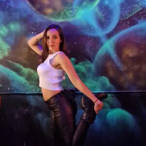 Stephanie Panisello Instagram - When you have an impromptu photoshoot with @jenvonlee… trying to be serious 😅

#space #photoshoot #goofballs