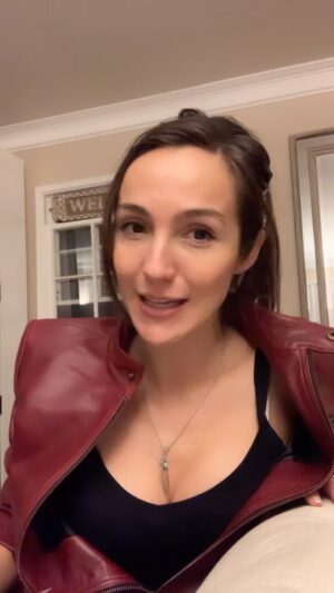 Stephanie Panisello Instagram - Come join us for our special Halloween Resident Evil LIVE autograph signing tomorrow! I can’t wait to hang with @nick_apos and you guys again! Grab your exclusive gory action print before they’re all gone! (Link in bio) @streamily 

#residentevil #actors #autographs #halloween #cosplay #claireredfield #art #exclusive