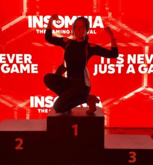 Stephanie Panisello Instagram - I take my video games VERY seriously! 

Having a blast @igfestuk! So lovely meeting all the UK fans here ❤️ 

Last day tomorrow, hope to see you all! 

#i70 #residentevil #claireredfield #fun4life

📸: @hijabihooligan

💡: @doomedphotographyUk