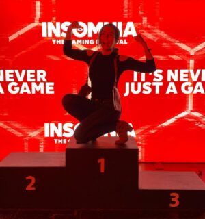 Stephanie Panisello Instagram - I take my video games VERY seriously! 

Having a blast @igfestuk! So lovely meeting all the UK fans here ❤️ 

Last day tomorrow, hope to see you all! 

#i70 #residentevil #claireredfield #fun4life

📸: @hijabihooligan

💡: @doomedphotographyUk