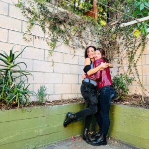 Stephanie Panisello Instagram - When #ClaireRedfield and #JillValentine actresses team up… they #cosplay swap 💪🏼 

Always love hanging out, playing games and signing with @nikileetompkins— thanks for helping me through the finale of #residentevil3, you crushed it! 💪🏼

#residentevil #bts #fanlove #friendship #gaming #fun