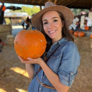 Stephanie Panisello Instagram - “Magic is really very simple, all you’ve got to do is want something and then let yourself have it.” 

-Aggie Cromwell, (HALLOWEENTOWN) 

Happy Halloween! Hope you get to celebrate with a good ole healthy scare! 🎃🧟‍♀️🍂👻

#halloween #pumpkinpatch #hungry