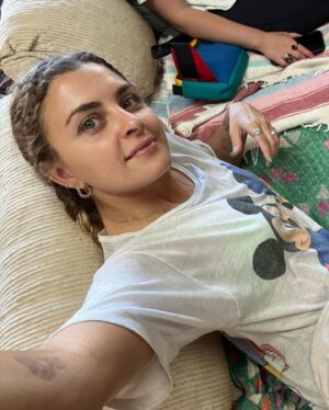 Stephanie Simbari Instagram - Finding my way with LA this time hasn’t been easy but with the help of good friends, a karaoke machine, a giant mama, hair dye, comedy shows, and some cosmic body art I’m feeling the winds of change and landing with myself in wild new ways… but damn this eclipse season is a real exercise in transformation and squeezing uncomfortably though the darkness ✨🫠