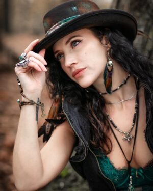 Stephanie Tripp Instagram - Throwback to my autumnal shoot with @verablack8 🖤
....
Custom hat, jewellery & styling: @verablack8
📷: @ralucads
....
#bespokehat #hatdesign #hat #verablack #designer #jewellery #jewelry #gypsy #pirate #rock #country #feathers #cowgirl #photoshoot #photography