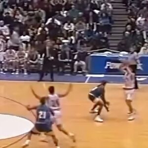 Stephen Jackson Instagram - Ronnie Fields is up there amongst the greatest high school dunkers of all-time. 🚀

Don’t miss our latest episode with @ronniefieldselite on the @allthesmoke.productions YouTube.

🎥: @tfbchucktheboss