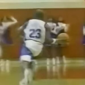 Stephen Jackson Instagram - Ronnie Fields is up there amongst the greatest high school dunkers of all-time. 🚀

Don’t miss our latest episode with @ronniefieldselite on the @allthesmoke.productions YouTube.

🎥: @tfbchucktheboss