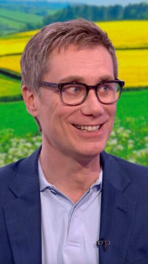 Stephen Merchant Instagram - @stephenmerchant on the time he took #TheOutlaws co-star Christopher Walken to Stonehenge 🙌

#TheOneShow #iPlayer