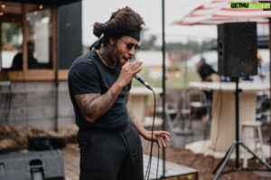 Stephen Voyce Instagram - There are those that'll take from you but present themselves as bearers of gifts, as bringers of opportunities. Under the guise of reciprocity, they'd wither your away. But time is a valuable teacher; eventually you develop a keen eye for spotting those wolves in sheep clothing. 🇨🇦🇳🇬🇩🇪👽. 📷 @terrie.reyes 
-
#concertphotography #liveshowphotography #blackmusician #wordsofwisdom #lifelessons