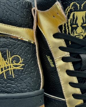 Stephon Strickland Instagram - My guy @swerveconfident defending the @aew title last night in a banger and debuting a new Swerve exclusive colorway of the promenade highs. Black elephant, metallic gold accents sitting on gum bottom soles. 

Just getting started. 🔥