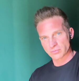 Steve Burton Instagram - Here’s a shot from the road a few weeks ago!  Can’t believe we are gearing up for our Holiday tour.. it’s 100 degrees out lol..

Hope all is well! 

“Attitude is the difference maker in life. It truly is the treasure that lies within you…”