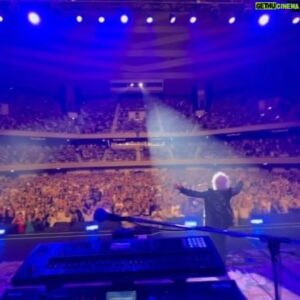 Steve Lukather Instagram - Thank you Tokyo! Sold Out #budokan @totothemselves 
What an amazing end to our tour in 🇯🇵 we love you! See you next time xx 🎥 by @stevemaggioraofficial