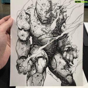 Steve McNiven Instagram - Battle damaged Iron Man pen and ink commission done at @fanexpodenver ! What a great show! #ironman #marvelcomics #penandinkdrawing #concommission #stevemcniven