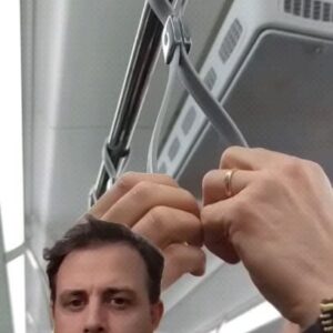 Steve Mould Instagram - The most comfortable way to strap hang
#lifehacks #interestingfacts #lifetips