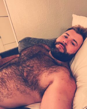 Steven Instagram - Pillow talk

#musclebear #gay #hairychest