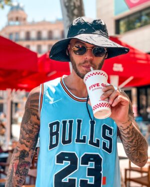 Steven Bachelard Instagram - 🍔 Five-Guys 🍔
-
- Quelle est ton Fast-Food préféré ?
-
- #burger #big #Haar #bulls #flow #fiveguys #Fastfood #barcelona #sunny #love #man #goldenboy