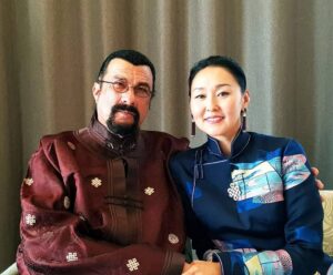 Steven Seagal Instagram - TO ALL MY DEAR FRIENDS AND FANS,

I would like to thank you all for your love and support throughout 2017 and would like to wish you all a most auspicious and prosperous year to come. 
With heartfelt prayers and aspiration, May 2018 be a better year for everyone!

Sincerely,

Steven Seagal