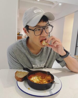 Steven Sun Instagram - 🥘 
這麼晚發照片會有人看嗎？
沒有的話沒關係
我等等再問一次

Btw 北非燉蛋很好吃