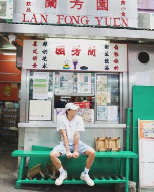 Steven Sun Instagram - ✈️
看了看舊護照
上一次去到香港已經是10年前的事
在我眼裡
這個城市好像變了很多又好像沒變
五花八門的美食
形形色色的人們
蜿蜒曲折的道路
擦身而過可能這輩子就見一次的陌生人
每一次旅行，都要好好謝謝存放我腳印的城市
因為這是新的養分，新的視野
我不怕重遊舊地，只怕自己的心思意念沒有更新
告訴我，除了家以外，你最留戀的陌生城市在哪裡？