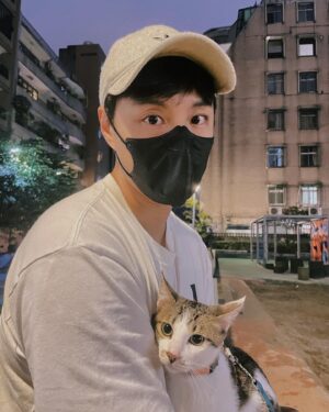 Steven Sun Instagram - 🐱
第一次出門很淡定，魯卡不愧是流浪過的孩子⋯最近在換飼料，有拿手貓拔貓麻的誠心推薦嗎？