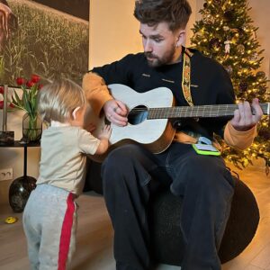 Stian Blipp Instagram - Bestetjommien min blir 2år i dag. Kjør då Bowie!