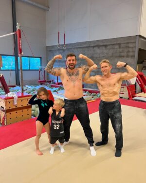 Stian Blipp Instagram - For 8 år siden så trente denne maskinen av et menneske meg opp til å kunne levere akrobatikk i «Singing in the rain». I dag er det reunion for å få fart på noen saltoer i neste generasjons Blipp også! Alltid lek og bevegelsesglede med denne fyren. Klarte tilogmed å klemme avgårde en kveitete muscle-up på siste sliden der.
