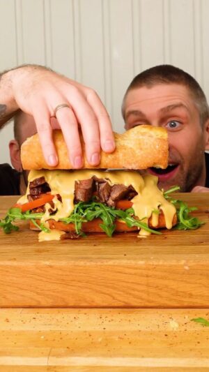 Stian Blipp Instagram - Lagde en utrolig digg steak sandwich med @stianblipp 😮‍💨🤌

KRYDDERSMØR
- romtemperert smør
- revet hvitløk
- zlatan
- preben
- revet sitronskall
- bladpersille

CHILIMAJONES
- 3 ss majones
- 1 ss Lao gan ma – chili crisp

KARAMELLISERT LØK
- 3 løk – i tynne skiver
- 1 ts sukker
- 1/2 ts zlatan
- 1 ss balsamikoeddik

CHEDDAR OSTESAUS
- 200 gram revet cheddar
- 4 dl helmelk
- 2 ss smør
- 2 ss hvetemel
- paprika krydder
- chilipulver
- hakket fersk jalapeno

BIFFEN
- Entrecote
- biffkrydder

🎥 @annikenthue
