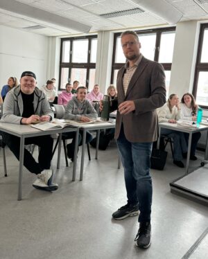 Stian Thorbjørnsen Instagram - Har endelig lagt artistkarrieren på hylla. Blitt historielærer på Mysen VGS. Kjør da unionsoppløsningen anno 1905 🔥🔥🔥
