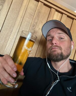Stian Thorbjørnsen Instagram - Noen helger er såpass sjuke at man må stikke på et hotell alene på søndagen bare for å få landa skikkelig. Historiens første Sommerfest i Trondheim, som jeg er så heldig å få være med på å lage, gikk av stabelen med stor suksess. Såpass stor at vi gjentar festen neste år. Sommerbris i Kristiansand var helt ellevilt. 13.000 gærne sørlendinger i helt drøyt slag til tross for regnvær. De siste ukene har vært en magisk start på festivalsommeren 2024❤️
