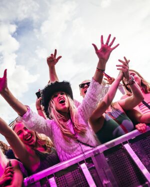 Stian Thorbjørnsen Instagram - Noen helger er såpass sjuke at man må stikke på et hotell alene på søndagen bare for å få landa skikkelig. Historiens første Sommerfest i Trondheim, som jeg er så heldig å få være med på å lage, gikk av stabelen med stor suksess. Såpass stor at vi gjentar festen neste år. Sommerbris i Kristiansand var helt ellevilt. 13.000 gærne sørlendinger i helt drøyt slag til tross for regnvær. De siste ukene har vært en magisk start på festivalsommeren 2024❤️