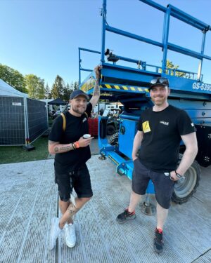 Stian Thorbjørnsen Instagram - Grei dag på jobb igår❤️ 

Har vært blodfan av Metallica siden jeg var liten gutt. Første gang jeg drakk øl på fest var soundtracket «Master of puppets». Første låta jeg lærte meg på gitar var «For whom the bell tolls». Første store konserten jeg fikk gå på alene var Metallica i 96’. 

De som har vært på en Staysman-konsert de siste årene har sikkert også lagt merke til at det blir mer og mer Metallicainspirert ettersom årene går. Logoen min er sterkt inspirert og låta vi bukker til er introlåta til Metallica for å nevne noe. På Gressvik, der jeg er fra, var Metallica nesten som en slags religion. Det å få være på jobb igår som en del av pyroteknikkcrewet føltes nesten surrealistisk. Jeg var sikkert det eldste barnet av alle på Tons of Rock igår kveld ❤️ Et skikkelig, skikkelig fint minne å ta med seg videre!