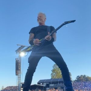 Stian Thorbjørnsen Instagram - Grei dag på jobb igår❤️ 

Har vært blodfan av Metallica siden jeg var liten gutt. Første gang jeg drakk øl på fest var soundtracket «Master of puppets». Første låta jeg lærte meg på gitar var «For whom the bell tolls». Første store konserten jeg fikk gå på alene var Metallica i 96’. 

De som har vært på en Staysman-konsert de siste årene har sikkert også lagt merke til at det blir mer og mer Metallicainspirert ettersom årene går. Logoen min er sterkt inspirert og låta vi bukker til er introlåta til Metallica for å nevne noe. På Gressvik, der jeg er fra, var Metallica nesten som en slags religion. Det å få være på jobb igår som en del av pyroteknikkcrewet føltes nesten surrealistisk. Jeg var sikkert det eldste barnet av alle på Tons of Rock igår kveld ❤️ Et skikkelig, skikkelig fint minne å ta med seg videre!