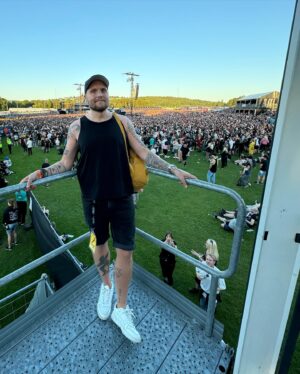 Stian Thorbjørnsen Instagram - Grei dag på jobb igår❤️ 

Har vært blodfan av Metallica siden jeg var liten gutt. Første gang jeg drakk øl på fest var soundtracket «Master of puppets». Første låta jeg lærte meg på gitar var «For whom the bell tolls». Første store konserten jeg fikk gå på alene var Metallica i 96’. 

De som har vært på en Staysman-konsert de siste årene har sikkert også lagt merke til at det blir mer og mer Metallicainspirert ettersom årene går. Logoen min er sterkt inspirert og låta vi bukker til er introlåta til Metallica for å nevne noe. På Gressvik, der jeg er fra, var Metallica nesten som en slags religion. Det å få være på jobb igår som en del av pyroteknikkcrewet føltes nesten surrealistisk. Jeg var sikkert det eldste barnet av alle på Tons of Rock igår kveld ❤️ Et skikkelig, skikkelig fint minne å ta med seg videre!