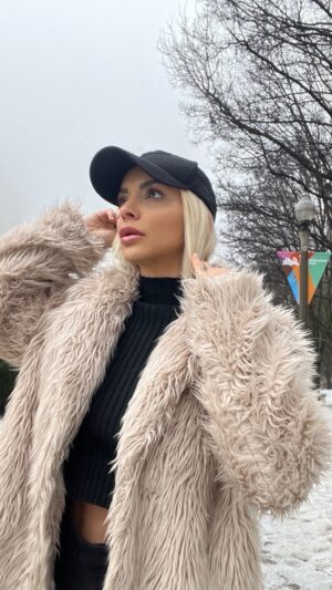 Stilvi Psilopoulou Instagram - A wonderful day in Chicago 🤍

* Millennium Park
* Thrifting
* Dining 

Get my outfit here: @thriftmeharder_ 
.
.
.
#chicago #milleniumpark