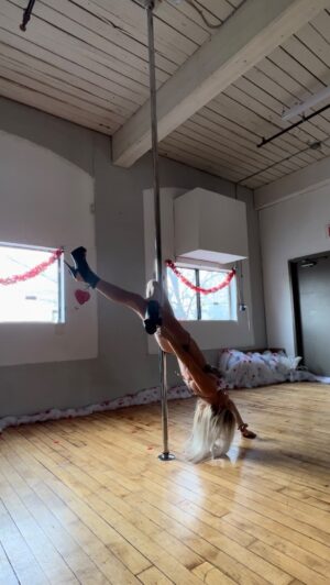 Stilvi Psilopoulou Instagram - 🤍
.
.
.
#poledance #poledancing #polefitness