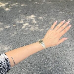 Stilvi Psilopoulou Instagram - My 7th tattoo, my little black b*tch’s name, my first red one🩸I’m obsessed 🩸
.
.
.
#gettinginked #redink #redinktattoo #tattooart