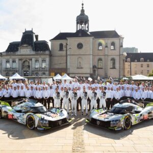 Stoffel Vandoorne Instagram - 🦁 🇫🇷 Le Mans done and dusted. Extremely challenging race with the weather conditions and unfortunately not the result we were hoping. Thanks to the boys @paul_diresta @loicduval and @peugeotsportofficial for bringing the car home!