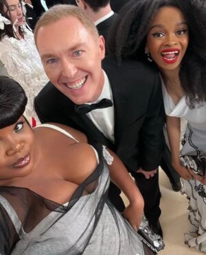 Stuart Vevers Instagram - 😎 💜 😍💫🤩💗 #selfieSunday Met Gala Throwbacks. See you tomorrow @metcostumeinstitute @metmuseum 😘 

PS: any guesses on who my guest is this year 👀👀?