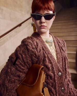 Stuart Vevers Instagram - @rachel.goff__ in look 1 #CoachWinter24 💌😊🧦🤩🕶️😙👛 swipe to see #behindthescenes

Images 1-3 📸: @vinceaung