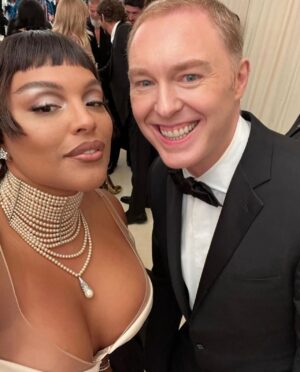 Stuart Vevers Instagram - 😎 💜 😍💫🤩💗 #selfieSunday Met Gala Throwbacks. See you tomorrow @metcostumeinstitute @metmuseum 😘 

PS: any guesses on who my guest is this year 👀👀?