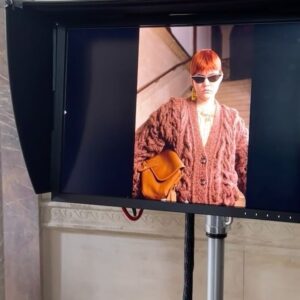 Stuart Vevers Instagram - @rachel.goff__ in look 1 #CoachWinter24 💌😊🧦🤩🕶️😙👛 swipe to see #behindthescenes

Images 1-3 📸: @vinceaung
