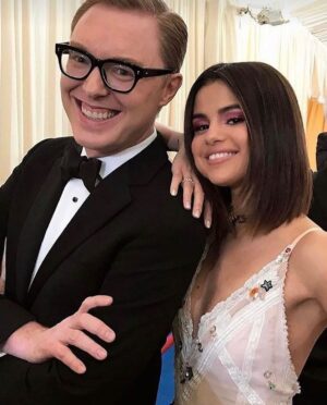 Stuart Vevers Instagram - 😎 💜 😍💫🤩💗 #selfieSunday Met Gala Throwbacks. See you tomorrow @metcostumeinstitute @metmuseum 😘 

PS: any guesses on who my guest is this year 👀👀?