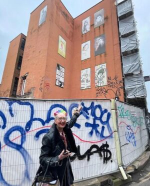 Su Pollard Instagram - Fab day in Nottingham! ❤️

Having a vada at the Peggy mural in The Lace Market. 😍

#Nottingham #TheLaceMarket #Peggy #HiDeHi #SuPollard