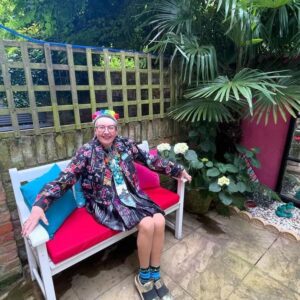 Su Pollard Instagram - A big, "Let's Get Summer Going", hello from my back garden. Well, more of a yard, really... 🌷🌼💠🌺

Just had a garden rescue and it's now looking fab and welcoming for the Summer! ❤️🌞

#SuPollard #Summer #RescuedGarden #Gardening

@dmo_gb
