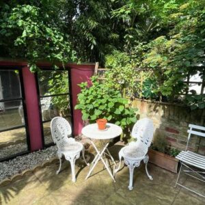 Su Pollard Instagram - A big, "Let's Get Summer Going", hello from my back garden. Well, more of a yard, really... 🌷🌼💠🌺

Just had a garden rescue and it's now looking fab and welcoming for the Summer! ❤️🌞

#SuPollard #Summer #RescuedGarden #Gardening

@dmo_gb