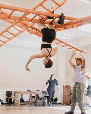 SuRie Instagram - Annie’s trick. 🤙🏻
Rehearsal shots @cianscameras