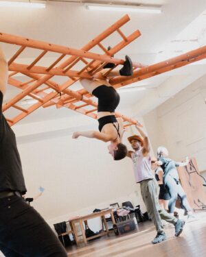 SuRie Instagram - Annie’s trick. 🤙🏻
Rehearsal shots @cianscameras